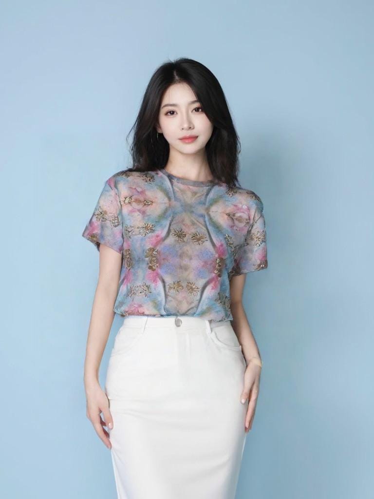 Elegant Floral Print Top - Lightweight Tee for Stylish Summer Looks Tops.